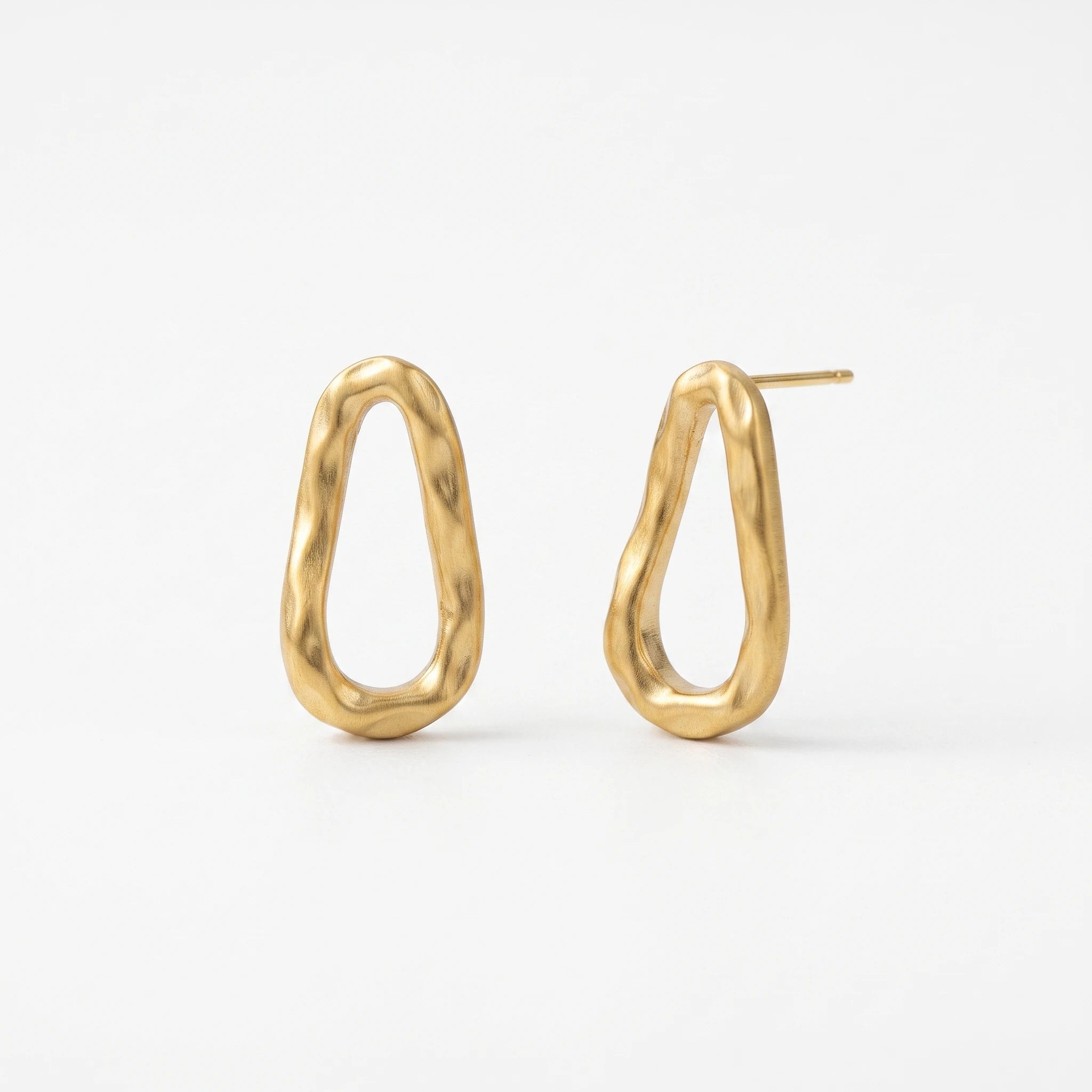 QIAOREN 14013 Matte Gold Irregular Teardrop Hollow Hoop Stud Earrings, Hammered Textured Abstract Oval Ear Stud Jewelry Gift