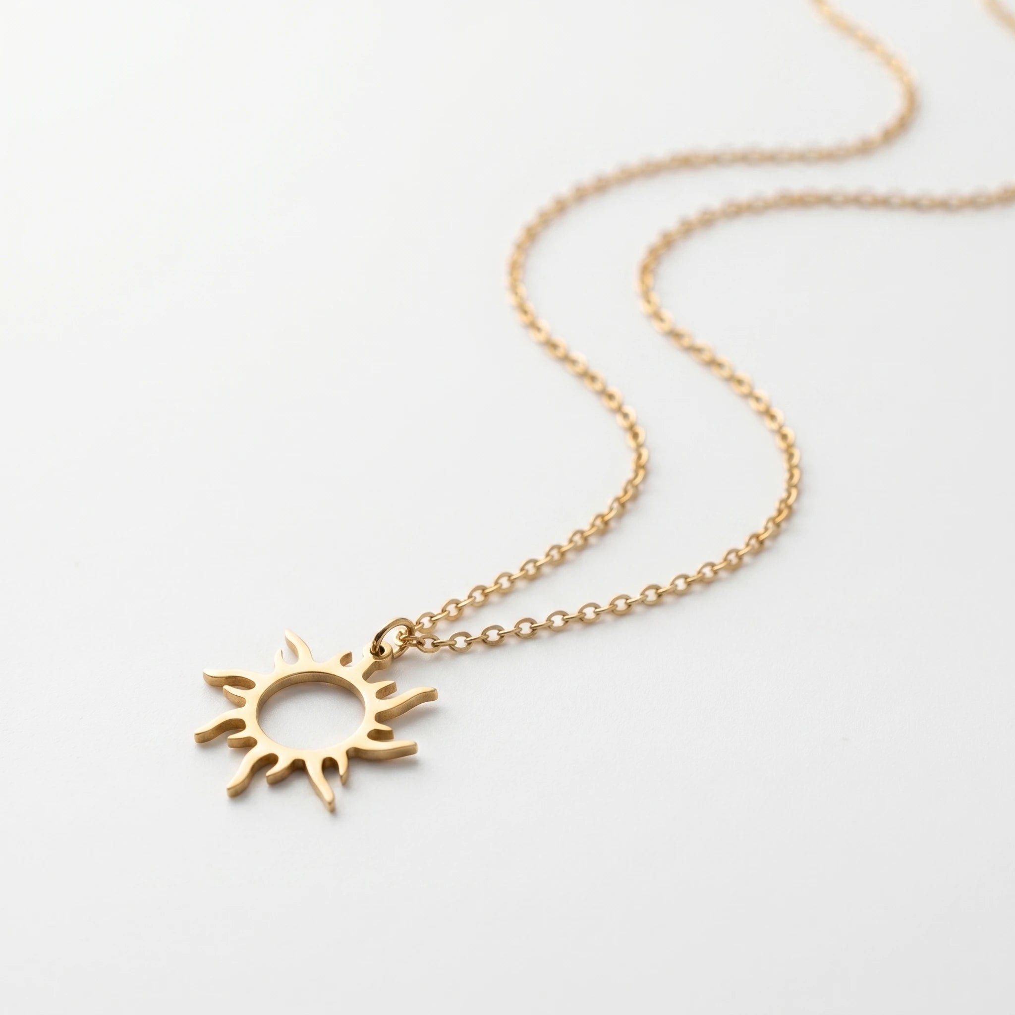 QIAOREN 11239 Waterproof 18K Gold Plated Sun Pendant Necklace Stainless Steel Beach Vacation Sunshine Jewelry