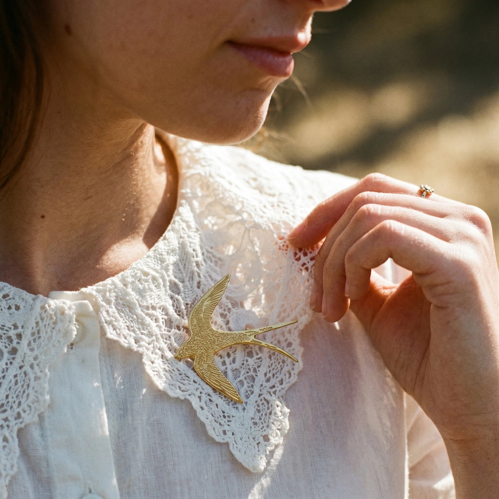 Qiaoren 10897 Stainless Steel Gold Plated Engraved Swallow Brooch Hypoallergenic No Fade Bird Lapel Pin Unisex Fashion Jewelry