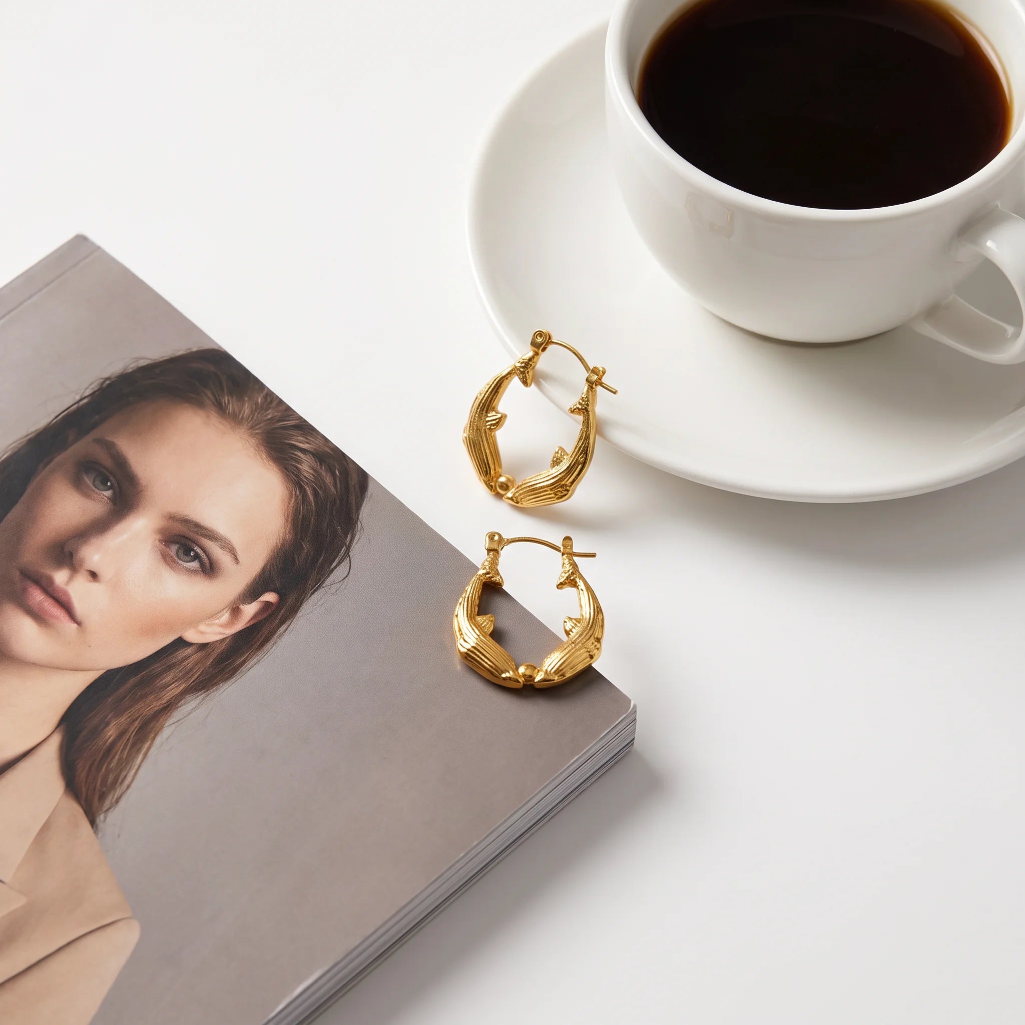 QIAOREN 14599 Gold Stainless Steel Hoop Earrings Wave Design Huggie Earrings Waterproof Hypoallergenic Fashion Jewelry for Women