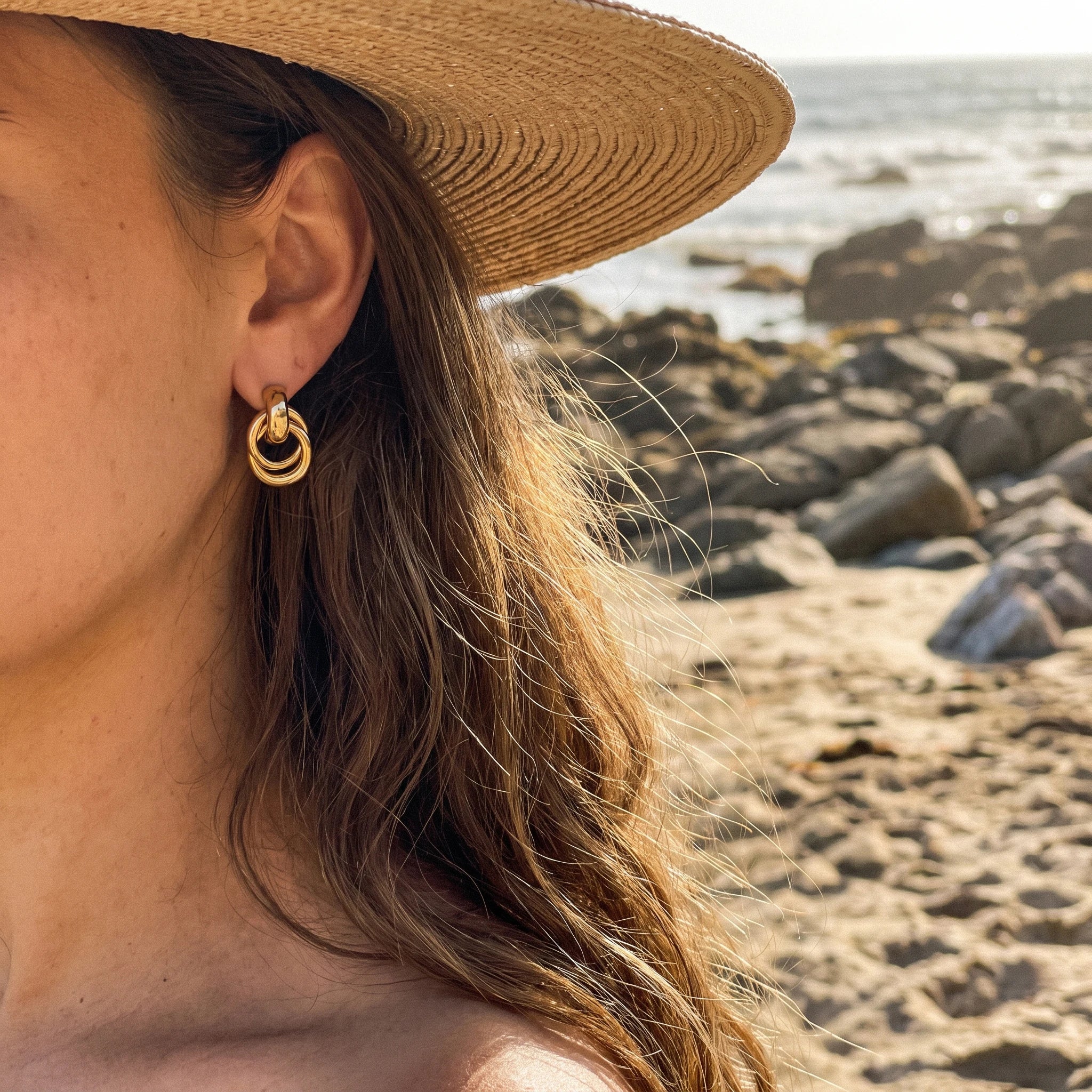 QIAOREN 14536 Interlocking Knot Hoop Stud Earrings, Polished Gold Geometric Metal Earrings Hypoallergenic Jewelry Gift