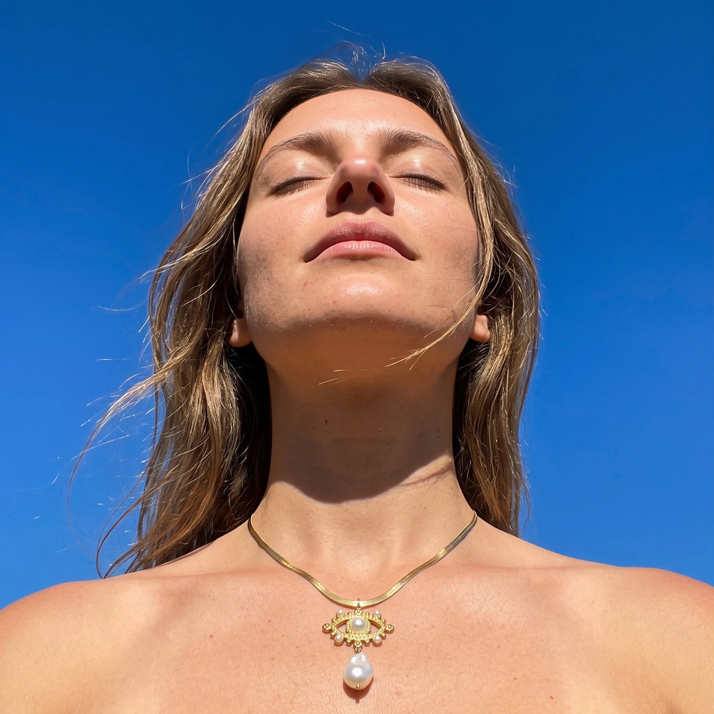 QIAOREN 13548 Stainless Steel Baroque Pearl Pendant Necklace Gold Herringbone Chain Vintage Statement Necklace for Women
