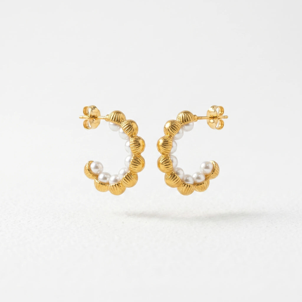QIAOREN 12393 Trendy Scalloped Shell Pearl Hoop Earrings Gold Stainless Steel Ribbed Melon Open C Hoops Mermaidcore Women US EU