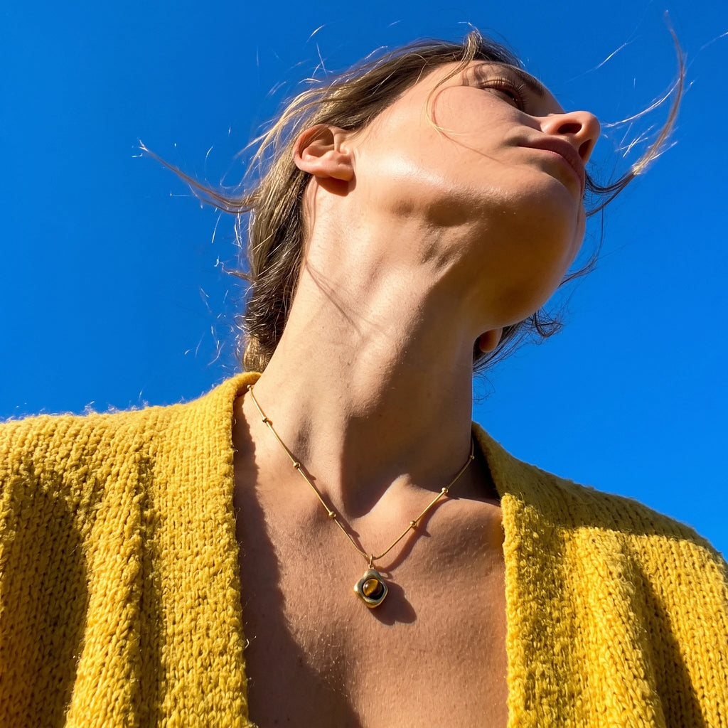QIAOREN 13472 Vintage Tiger Eye Pendant Necklace with Beaded Snake Chain, Irregular Gold Frame Natural Stone Neck Jewelry Gift