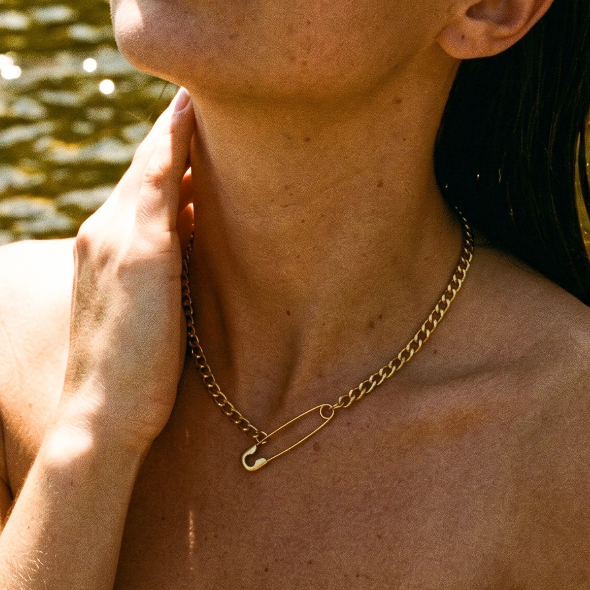 QIAOREN 11833 Edgy Chunky Safety Pin Cuban Chain Necklace 18K Gold Stainless Steel Minimalist Statement Streetwear Jewelry