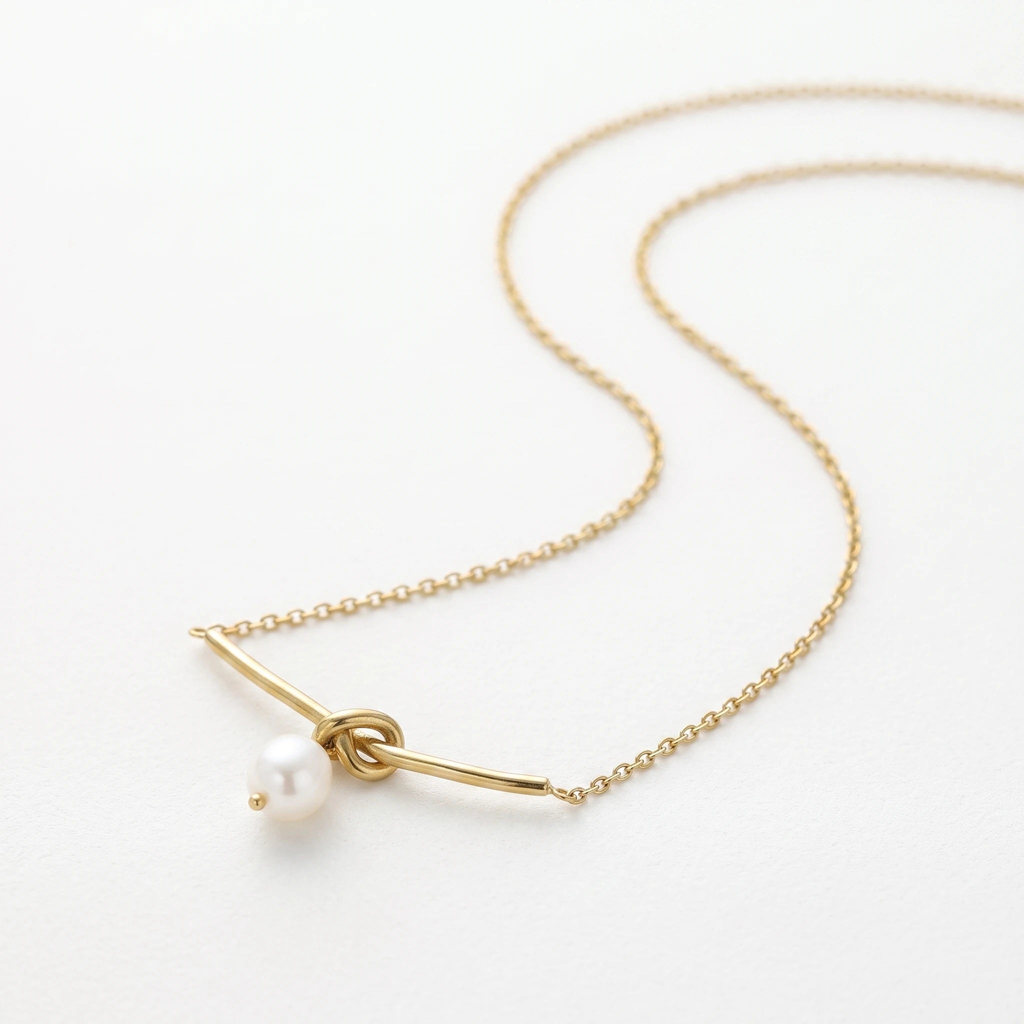 QIAOREN 13724 Thin Link Chain Necklace with Bar Knot Pendant Hanging Single White Freshwater Pearl, Gold Plated Jewelry