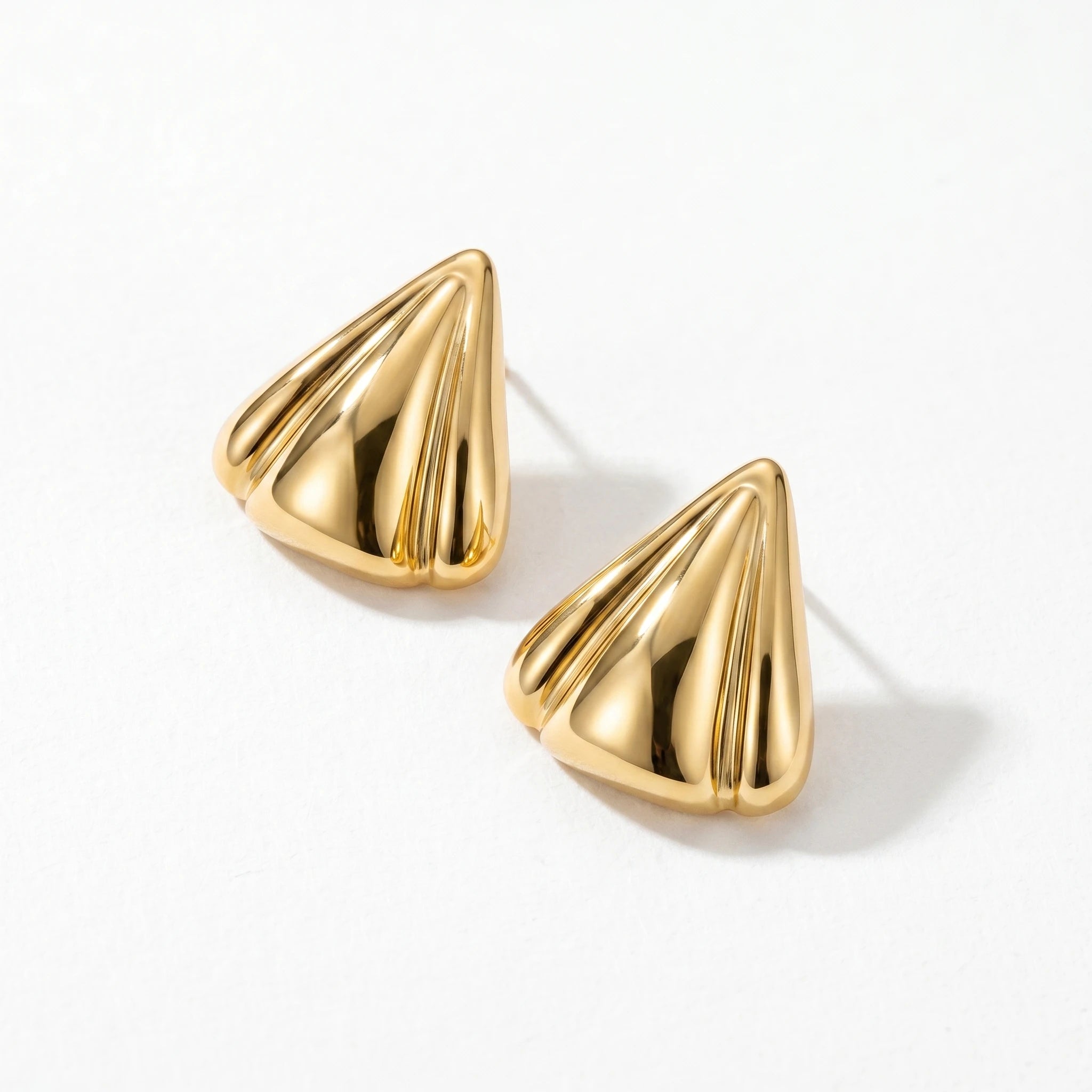 QIAOREN 10939 Sculptural Shell Stud Earrings 18K Gold Plated Stainless Steel Women's Geometric Contemporary Minimalist