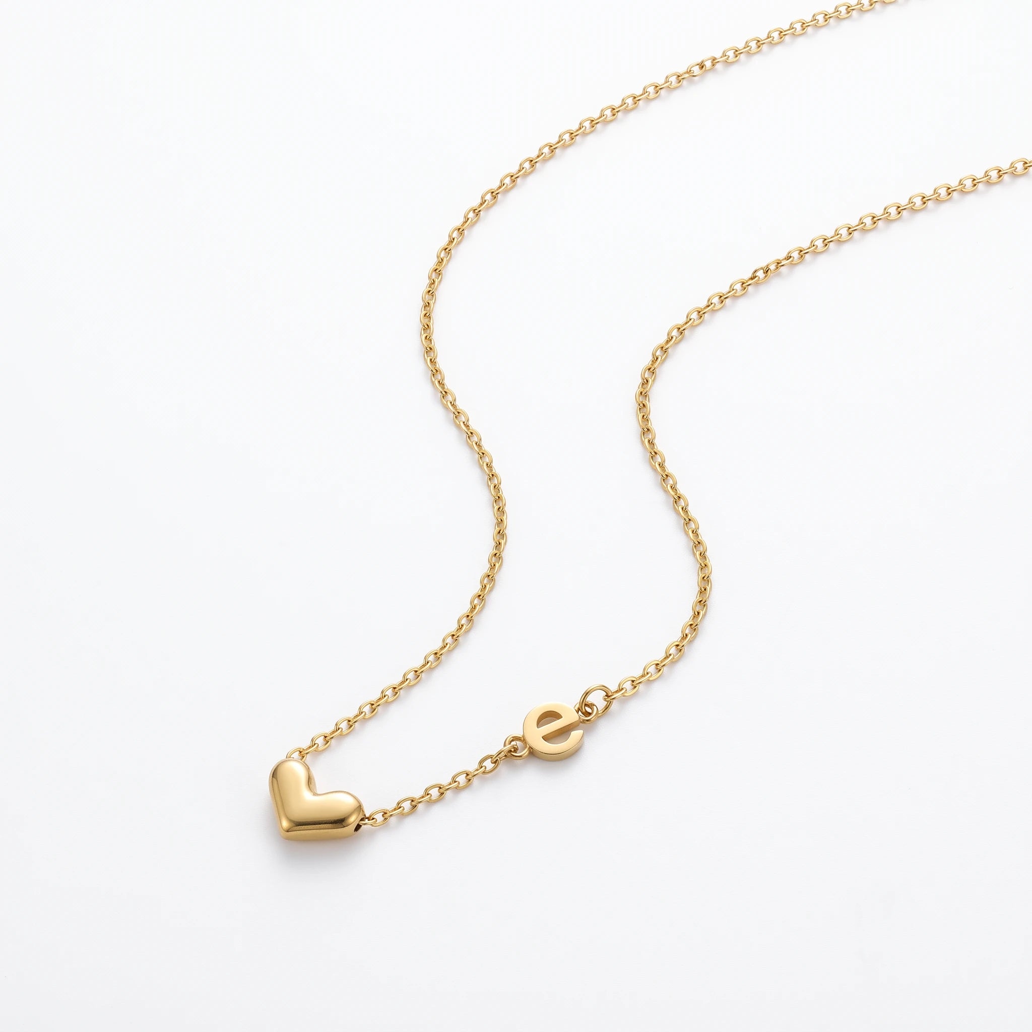 QIAOREN 13940 Hin Oval Link Chain Letter Initial Heart Pendant Necklace, Polished Gold Custom Alphabet Love Collar Jewelry