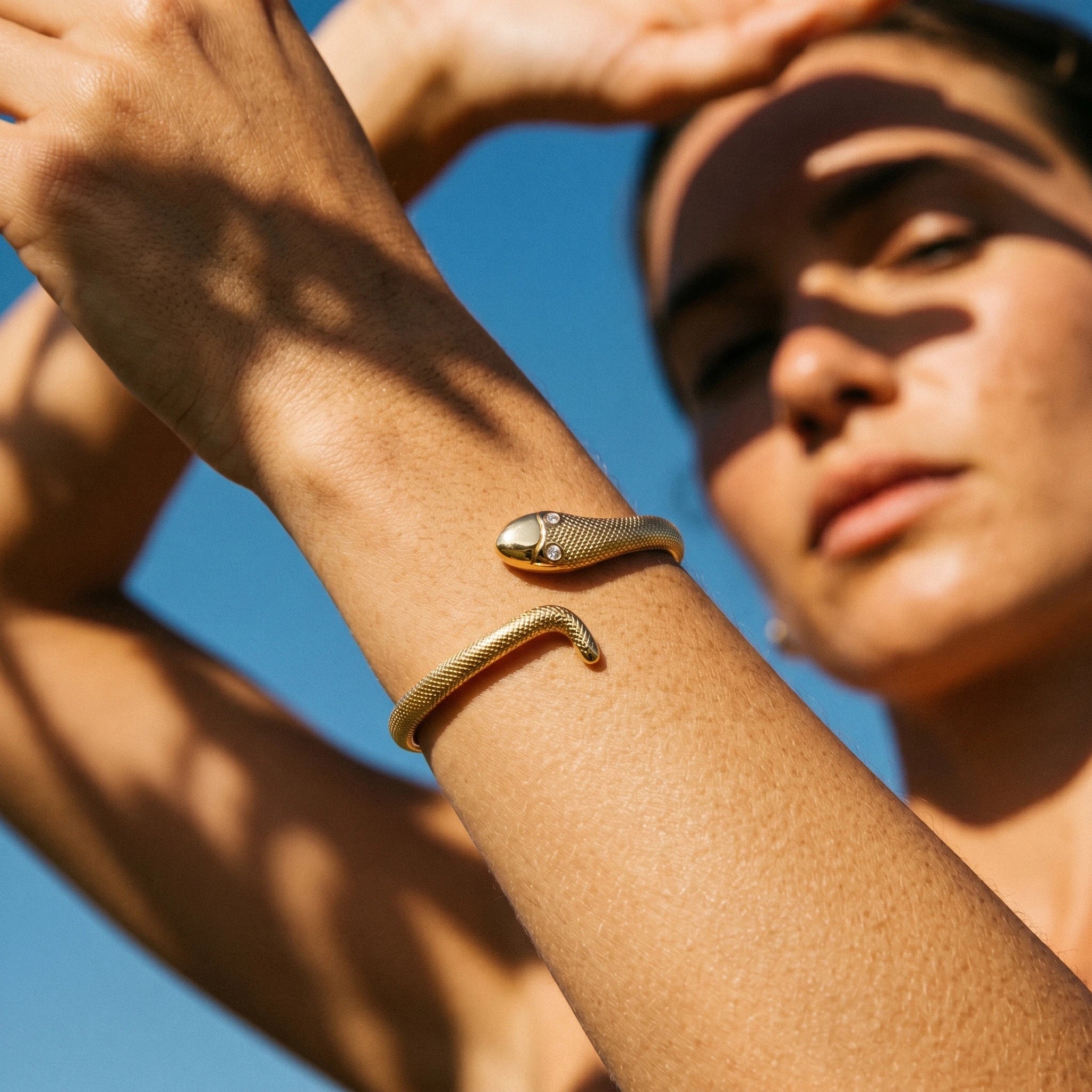 QIAOREN 11890 18K Gold Plated Stainless Steel Anti-Tarnish Textured Snake Cuff Bracelet CZ Eyes Open Wrap Bangle for Women