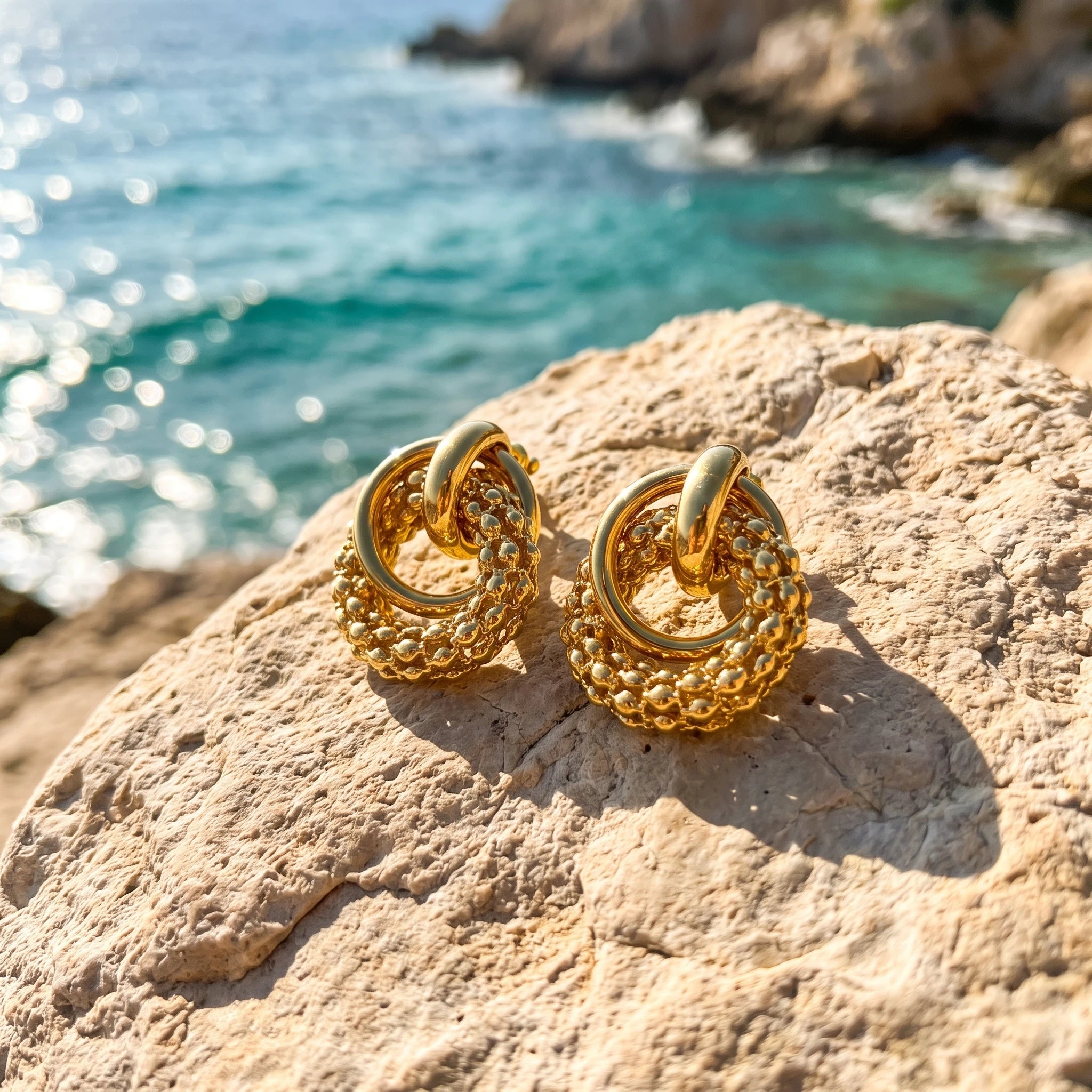 QIAOREN 14538 Beaded Ring Interlocking Stud Earrings, Textured & Polished Gold Metal Earrings, Hypoallergenic Jewelry Gift