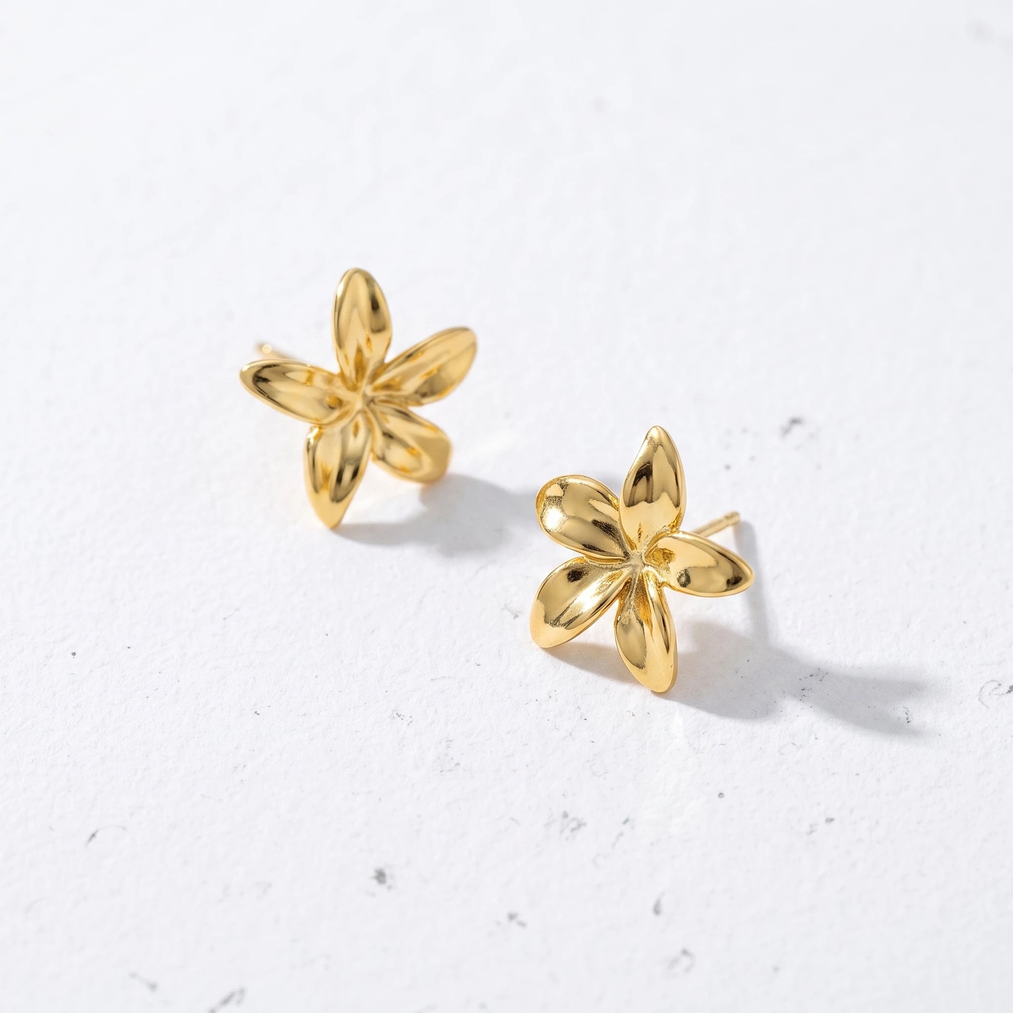 QIAOREN 13244 18K Gold PVD Plated  Stainless Steel Plumeria Stud Earrings Polished Five Petal Flower Ear Studs