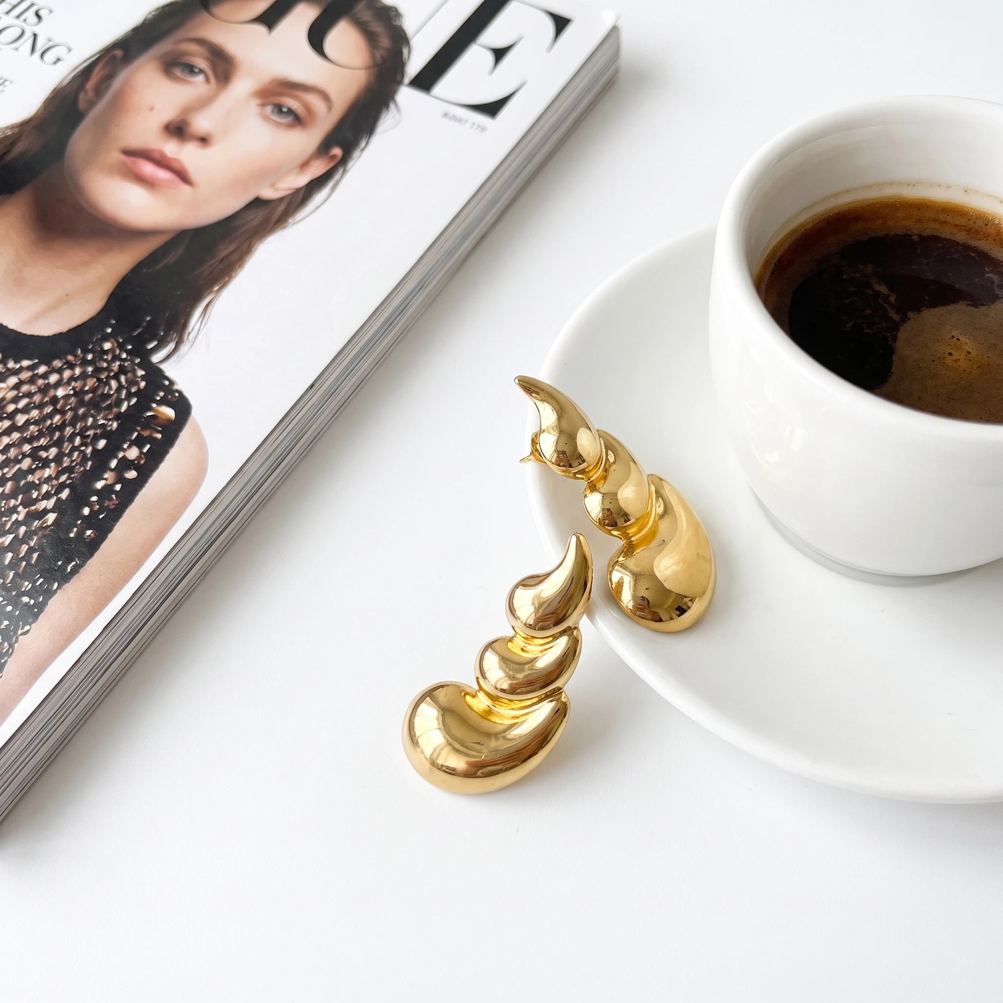 QIAOREN 14553 Stacked Fluid Curved Chunky Stud Earrings, Polished Sculptural Gold Stud Earrings, Statement Jewelry Gift