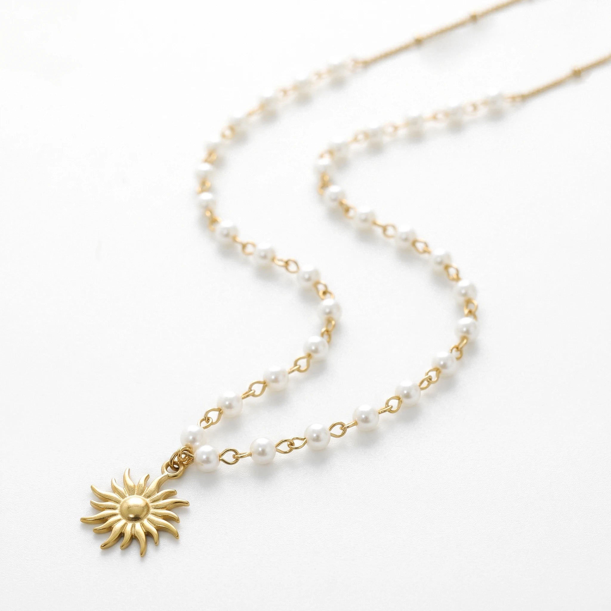 QIAOREN 13932 Pearl Beaded Chain Pendant Necklace with Textured Sunburst Sun Charm, Polished Gold Boho Sunshine