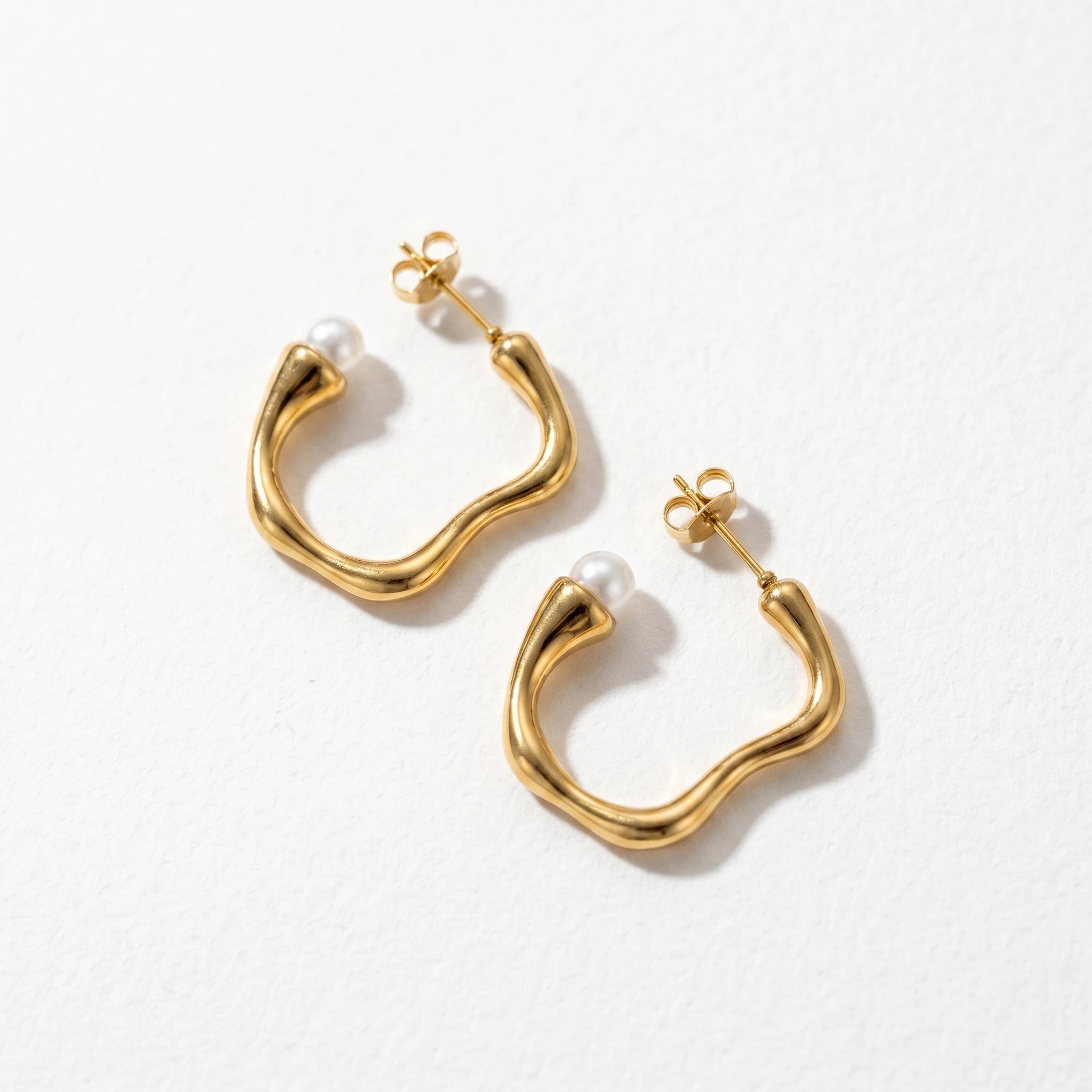 QIAOREN 12331 Elegant Quiet Luxury Irregular Molten Pearl Hoop Earrings Gold Stainless Steel Fluid C-Shaped Statement Studs Gift