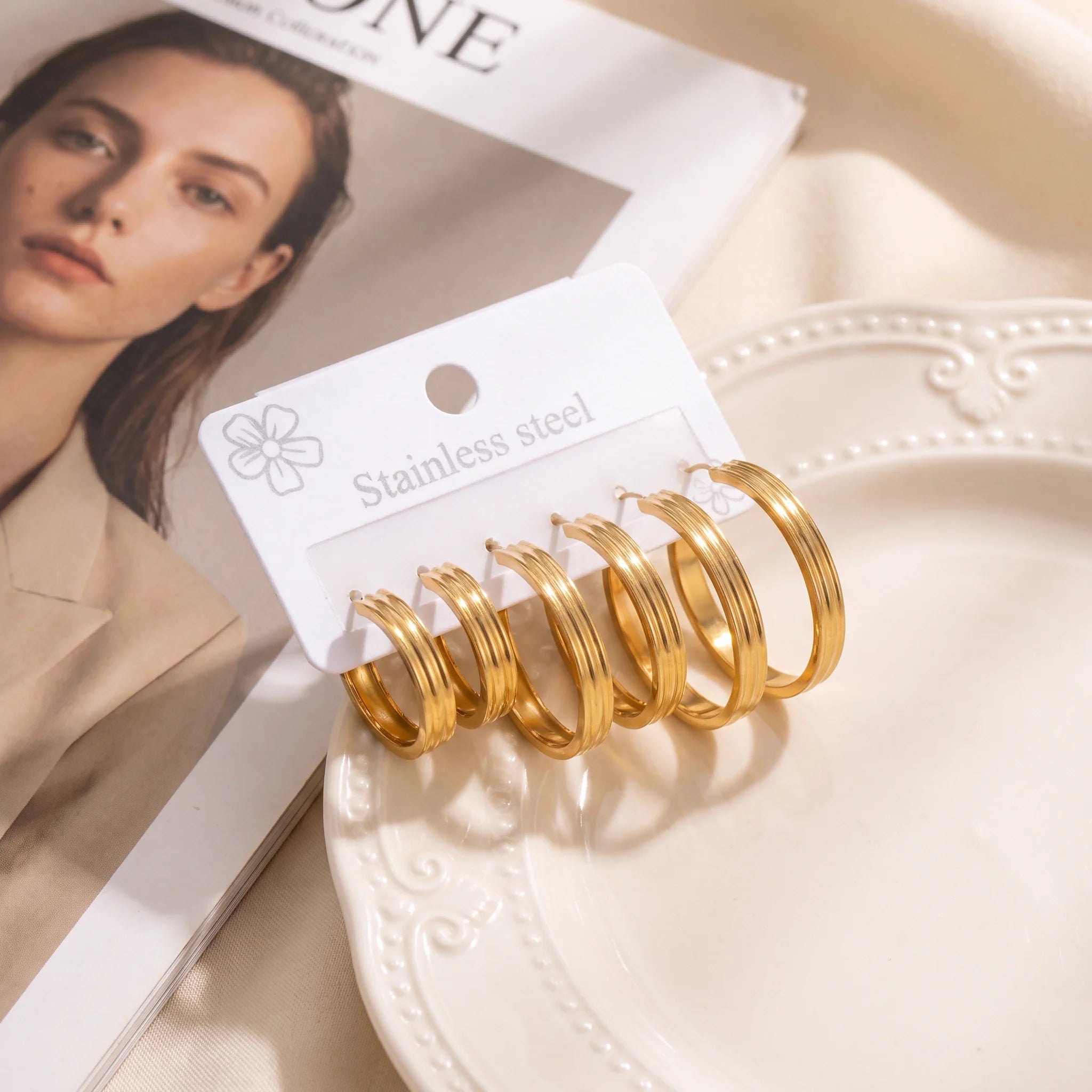 QIAOREN 14593 Gold Stainless Steel Hoop Earrings Multi Line Huggie Earrings Waterproof Hypoallergenic Fashion Jewelry for Women