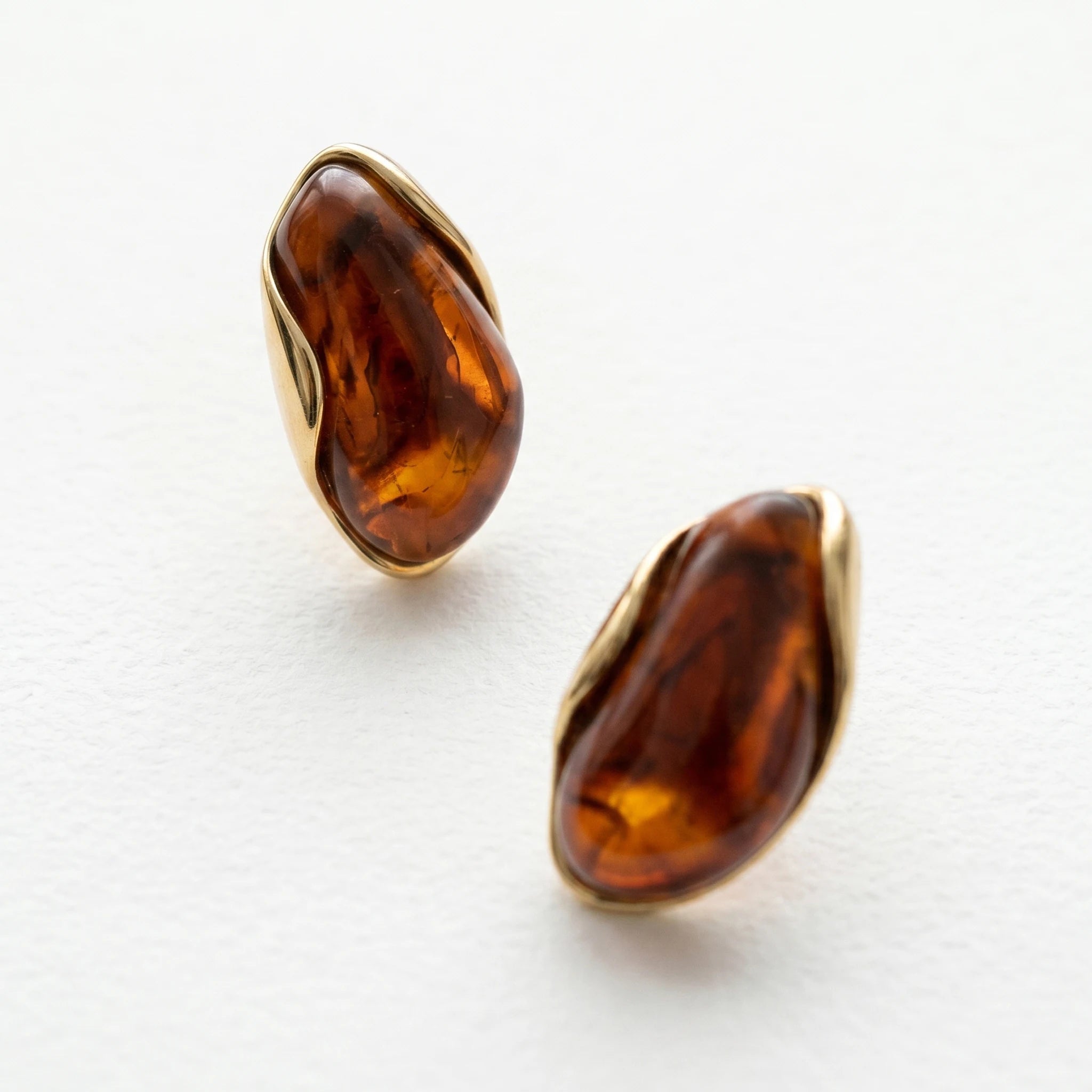 QIAOREN 11301 Vintage French Style Marbled Resin Stud Earrings 18K Gold Plated Stainless Steel Casual Wear Jewelry